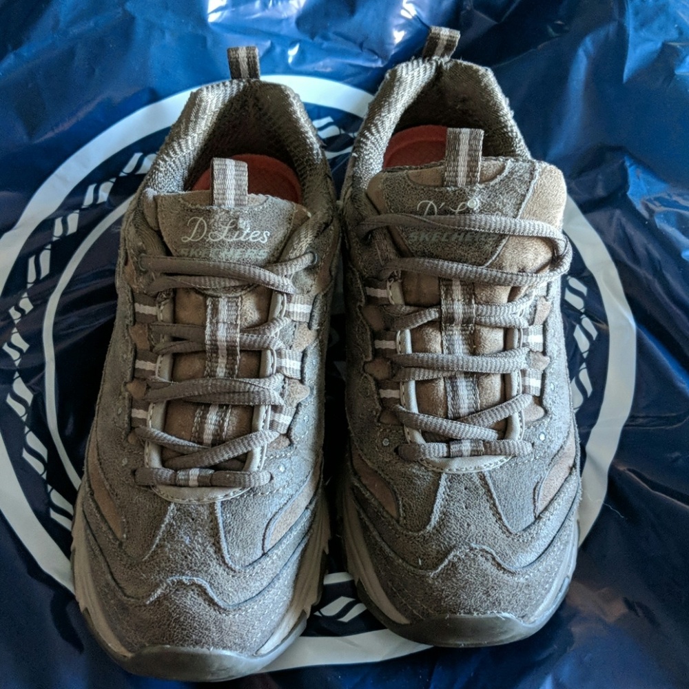 Skechers dlites new school memory foam